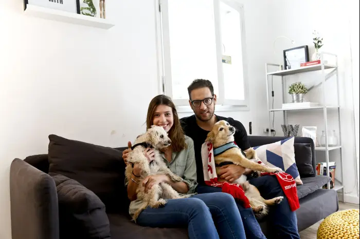 כל אחד הגיע למערכת היחסים עם כלב. דנה וטל, יחד עם נינה ובלונדי (מגד גוזני)