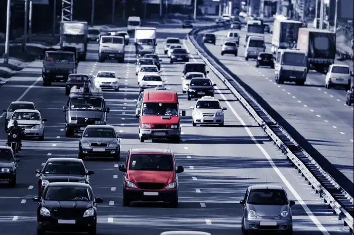 מכוניות נוסעות על כביש מהיר (ShutterStock) מכוניות נוסעות על כביש מהיר (ShutterStock)