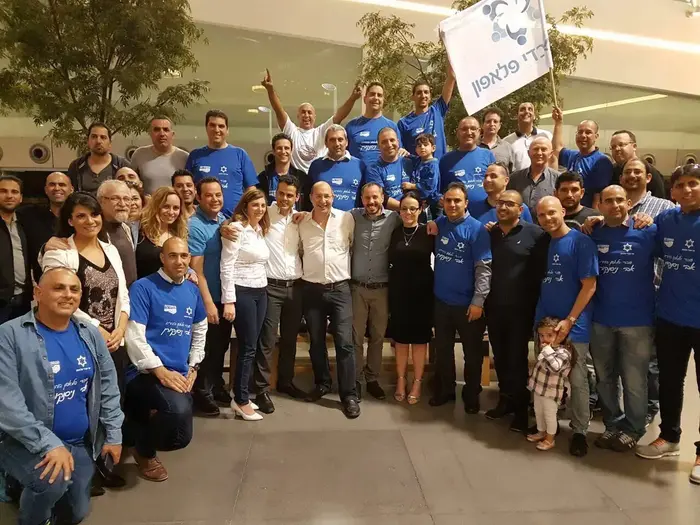אבי ניסנקורן עם ברק לוי מפלאפון ועובדי החברה (מערכת וואלה! NEWS) אבי ניסנקורן עם ברק לוי מפלאפון ועובדי החברה (מערכת וואלה! NEWS)
