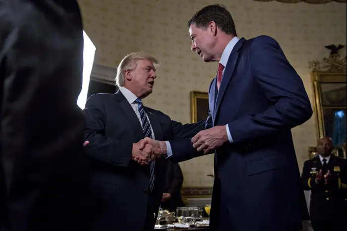 נשיא ארצות הברית דונלד טראמפ וראש ה-FBI לשעבר ג'יימס קומי, ינואר 2017 (GettyImages) נשיא ארצות הברית דונלד טראמפ וראש ה-FBI לשעבר ג'יימס קומי, ינואר 2017 (GettyImages)