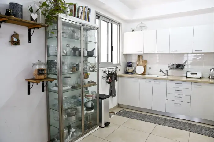 ויטרינה מעוצבת משמשת לאחסון כלי המטבח וההגשה במטבח (מגד גוזני)