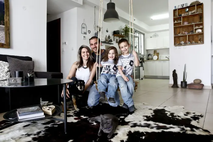משפחת יניב בהרכב מלא. רעות, נוניק, עומר ויהונתן, יחד עם שוגר וציפ (מגד גוזני)