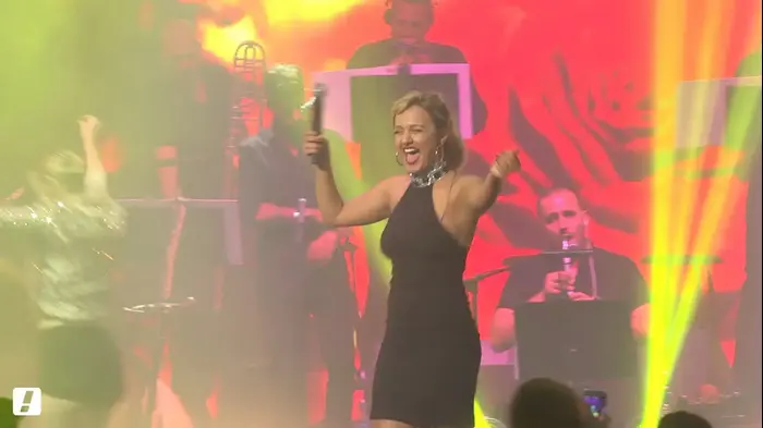 וידאו עדן בן זקן בהופעה בקיסריה (צילום מסך)