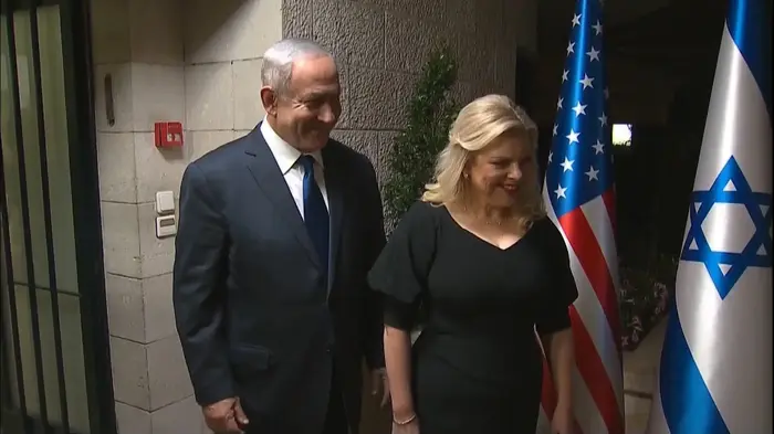 ראש הממשלה בנימין נתניהו ורעייתו שרה עם נשיא ארה"ב דונלד טראמפ ורעייתו מלניה, בבית רה"מ בירושלים, 22 במאי 2017 (צילום מסך) ראש הממשלה בנימין נתניהו ורעייתו שרה עם נשיא ארה"ב דונלד טראמפ ורעייתו מלניה, בבית רה"מ בירושלים, 22 במאי 2017 (צילום מסך)