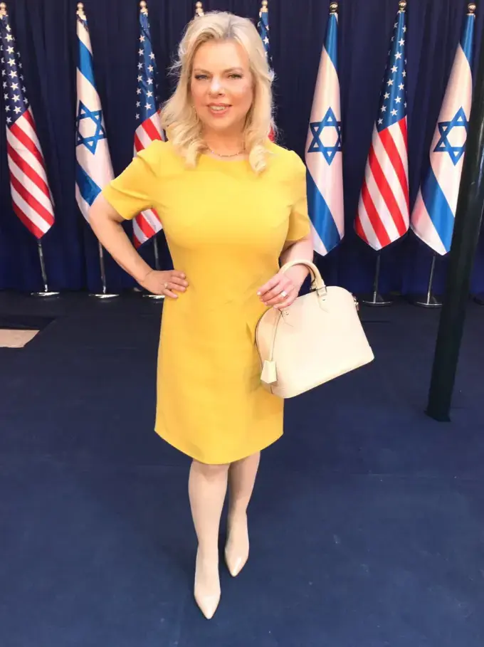 שרה נתניהו לובשת אליאן סטולרו בעת ביקור הנשיא טראמפ בישראל, 22 מאי 2017 ז'אן כהן (יח"צ) שרה נתניהו לובשת אליאן סטולרו בעת ביקור הנשיא טראמפ בישראל, 22 מאי 2017 ז'אן כהן (יח"צ)