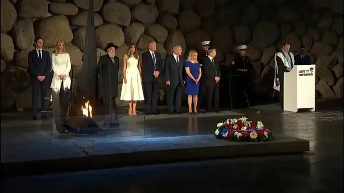 ביקור הנשיא טראמפ והגברת הראשונה מלניה טראמפ במוסד יד ושם, ירושלים, 23 מאי 2017 (רויטרס) ביקור הנשיא טראמפ והגברת הראשונה מלניה טראמפ במוסד יד ושם, ירושלים, 23 מאי 2017 (רויטרס)