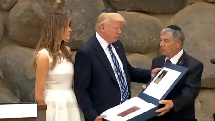 ביקור הנשיא טראמפ והגברת הראשונה מלניה טראמפ במוסד יד ושם, ירושלים, 23 מאי 2017 (רויטרס) ביקור הנשיא טראמפ והגברת הראשונה מלניה טראמפ במוסד יד ושם, ירושלים, 23 מאי 2017 (רויטרס)