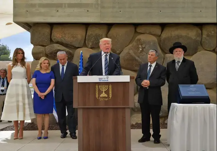 ביקור הנשיא טראמפ והגברת הראשונה מלניה טראמפ במוסד יד ושם, ירושלים, 23 מאי 2017 (GettyImages) ביקור הנשיא טראמפ והגברת הראשונה מלניה טראמפ במוסד יד ושם, ירושלים, 23 מאי 2017 (GettyImages)