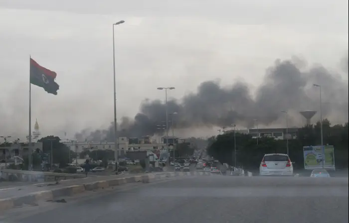 עשן מיתמר מבירת לוב, טריפולי, אחרי קרבות בין מיליציות יריבות, 27 במאי 2017 (רויטרס) עשן מיתמר מבירת לוב, טריפולי, אחרי קרבות בין מיליציות יריבות, 27 במאי 2017 (רויטרס)