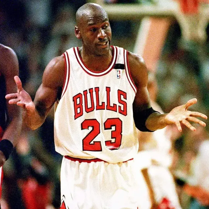 משיכת הכתפיים של מייקל ג'ורדן במשחק 1 של גמר ה-NBA ב-1992 (צילום מסך) משיכת הכתפיים של מייקל ג'ורדן במשחק 1 של גמר ה-NBA ב-1992 (צילום מסך)
