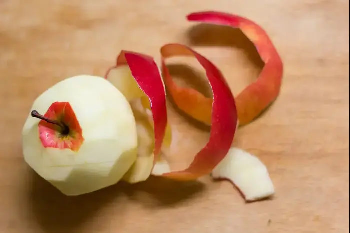 תפוח מקולף (ShutterStock) תפוח מקולף (ShutterStock)