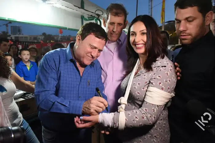 רגב בסיור ביריד שבוע הספר בכיכר רבין בתל אביב (ראובן קסטרו) רגב בסיור ביריד שבוע הספר בכיכר רבין בתל אביב (ראובן קסטרו)