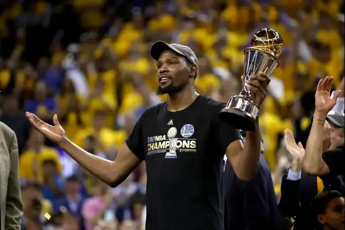 קווין דוראנט עם תואר ה-MVP של סדרת הגמר (GettyImages) קווין דוראנט עם תואר ה-MVP של סדרת הגמר (GettyImages)