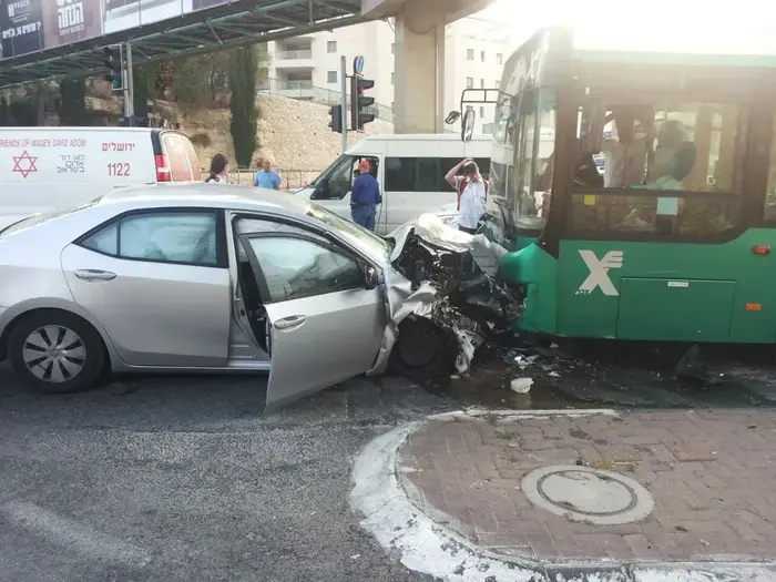 גבר כבן 60 נהרג בתאונה בין כלי רכב פרטי לאוטובוס ברחוב גולומב שבירושלים, 15 ביוני 2017 (מד"א) גבר כבן 60 נהרג בתאונה בין כלי רכב פרטי לאוטובוס ברחוב גולומב שבירושלים, 15 ביוני 2017 (מד"א)