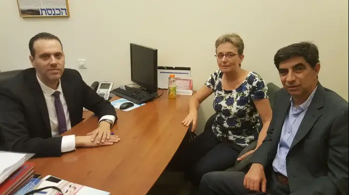 ח"כ מיקי זוהר עם הוריו של הדר גולדין שמחה ולאה (מערכת וואלה! NEWS , דוברות ח"כ מיקי זוהר) ח"כ מיקי זוהר עם הוריו של הדר גולדין שמחה ולאה (מערכת וואלה! NEWS , דוברות ח"כ מיקי זוהר)