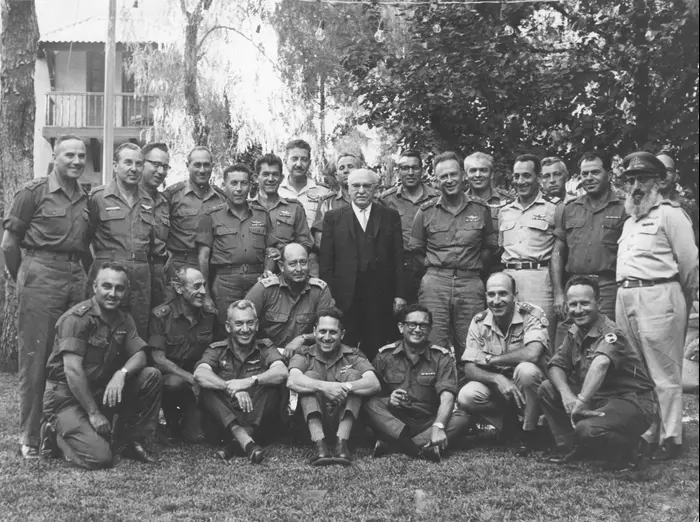 תמונות של אלופי המטה הכללי לקראת פרסום הפרוטוקולים מישיבות המטכ"ל במלחמת ששת הימים 22 ביוני 2017 (אתר רשמי , באדיבות ארכיון צה"ל במשרד הביטחון
שם הצלם: אליעזר אילת ויצחק גורן) תמונות של אלופי המטה הכללי לקראת פרסום הפרוטוקולים מישיבות המטכ"ל במלחמת ששת הימים 22 ביוני 2017 (אתר רשמי , באדיבות ארכיון צה"ל במשרד הביטחון
שם הצלם: אליעזר אילת ויצחק גורן)
