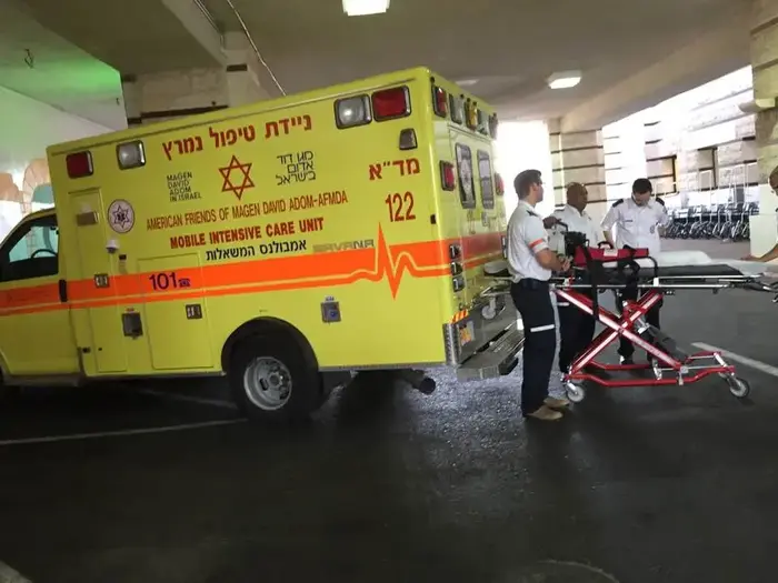 עמית סוויסה הובאה למסיבת הסיום באמבולנס המשאלות (מערכת וואלה! NEWS) עמית סוויסה הובאה למסיבת הסיום באמבולנס המשאלות (מערכת וואלה! NEWS)