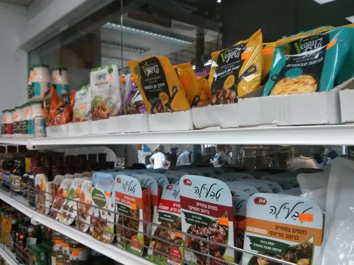 סופרמרקט טבעוני ראשון יוקם בישראל בשוק הכרמל בתל אביב, יולי 2017 (אבי כהן) סופרמרקט טבעוני ראשון יוקם בישראל בשוק הכרמל בתל אביב, יולי 2017 (אבי כהן)