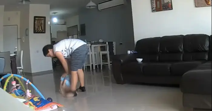 מטפלת מאשקלון תועדה מתעללת בתינוקת וגוררת אותה על הרצפה, 2 ביולי 2017 (צילום מסך) מטפלת מאשקלון תועדה מתעללת בתינוקת וגוררת אותה על הרצפה, 2 ביולי 2017 (צילום מסך)
