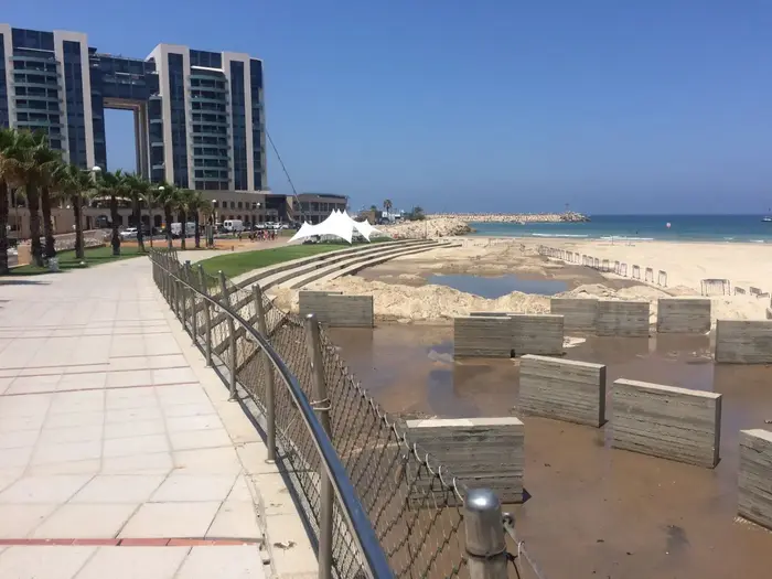 הזיהום בחוף בהרצליה הבוקר 3 ביולי 2017 (מאצ'י הוף ) הזיהום בחוף בהרצליה הבוקר 3 ביולי 2017 (מאצ'י הוף )