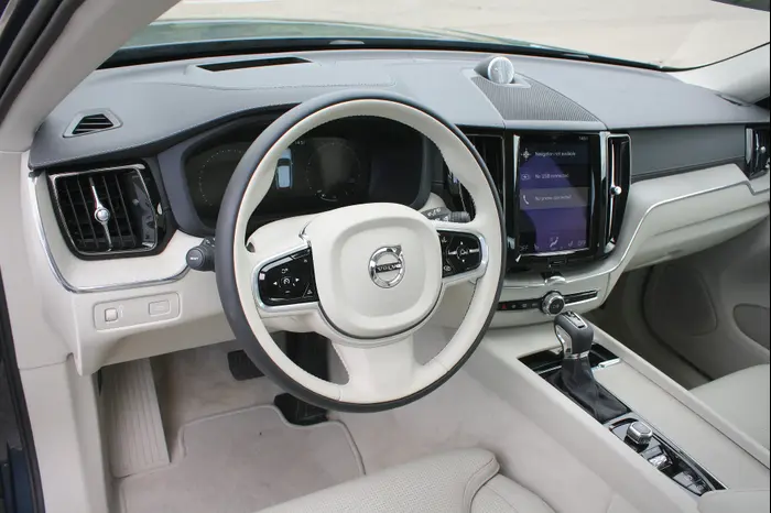 וולוו XC60 נהיגה ראשונה (אתר יצרן , קינן כהן) וולוו XC60 נהיגה ראשונה (אתר יצרן , קינן כהן)