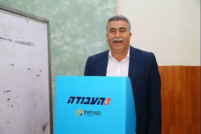 עמיר פרץ מצביע בשדרות (מערכת וואלה! NEWS , לירון מולדובן) עמיר פרץ מצביע בשדרות (מערכת וואלה! NEWS , לירון מולדובן)