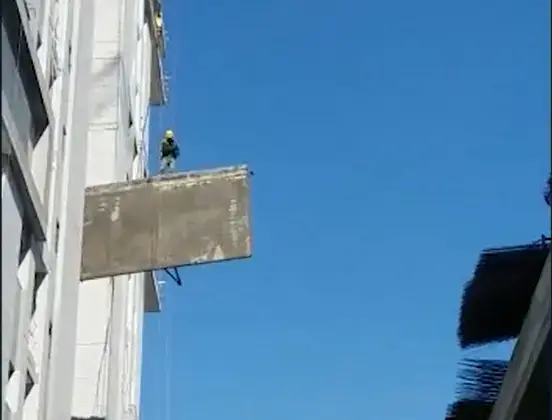 פועל על מנוף באתר בנייה של דניה סיבוס בבת ים (יח"צ)