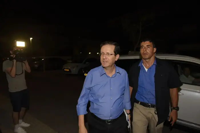 יצחק הרצוג בפתח ביתו של אבי גבאי 11 ביולי 2017 (ראובן קסטרו) יצחק הרצוג בפתח ביתו של אבי גבאי 11 ביולי 2017 (ראובן קסטרו)