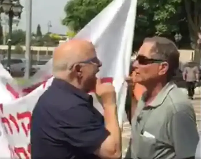 אביגדור יצחקי מתעמת עם מפגין פתח תקווה (יח"צ)