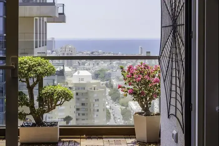 דירה במגדל אקירוב בעיצוב יעל גוטרייך אורון (בנין ודיור , תמר אלמוג)