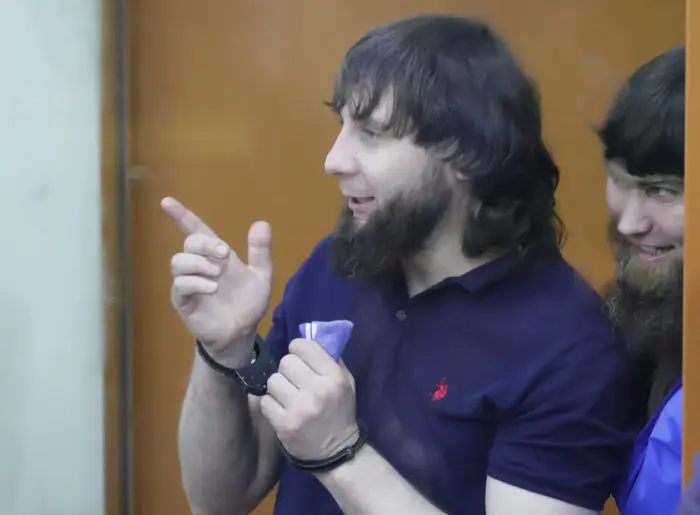 זואר דדייב, שהורשע ברצח מנהיג האופוזיציה ברוסיה נמצוב, בבית המשפט 13 ביולי 2017 (רויטרס) זואר דדייב, שהורשע ברצח מנהיג האופוזיציה ברוסיה נמצוב, בבית המשפט 13 ביולי 2017 (רויטרס)