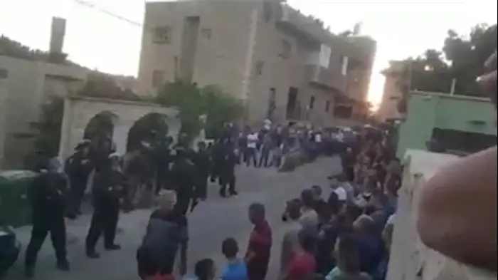 המשטרה הגיעה לפרק את סוכות האבלים באום אל-פחם (מערכת וואלה! NEWS) המשטרה הגיעה לפרק את סוכות האבלים באום אל-פחם (מערכת וואלה! NEWS)