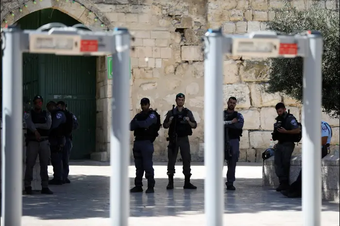 הצבת מגנומטרים בירושלים לאחר בפיגוע ביום שישי האחרון 16 ביולי 2017 (רויטרס) הצבת מגנומטרים בירושלים לאחר בפיגוע ביום שישי האחרון 16 ביולי 2017 (רויטרס)