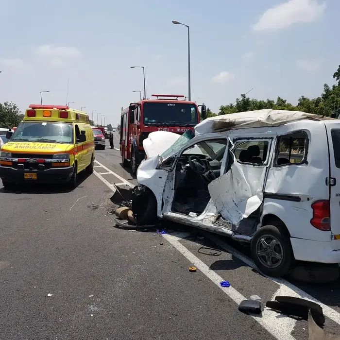 תאונה קשה בין משאית לרכב מסחרי בכביש בין מושב עבדון ליישוב מנות 17 ביולי 2017 (מערכת וואלה! NEWS , אלון קוצי תיעוד מבצעי מד"א) תאונה קשה בין משאית לרכב מסחרי בכביש בין מושב עבדון ליישוב מנות 17 ביולי 2017 (מערכת וואלה! NEWS , אלון קוצי תיעוד מבצעי מד"א)