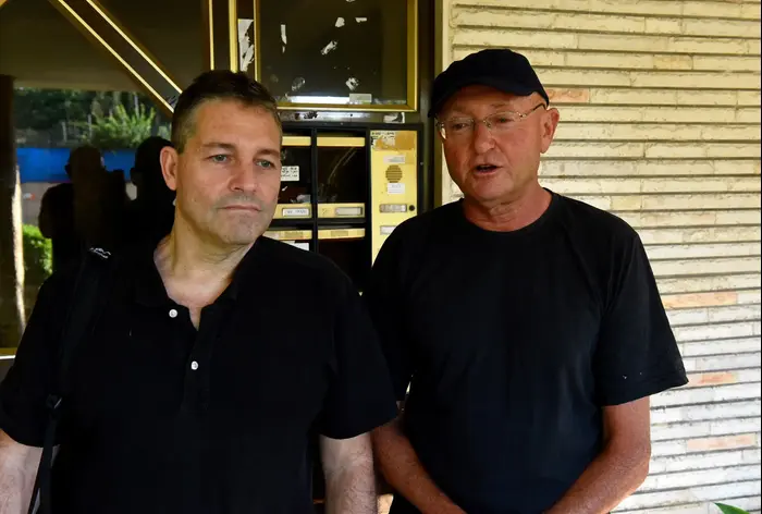 השכנים הנרגנים של פארק הירקון יצחק (איצו) זילברברג ואיתי זילבר (ראובן קסטרו) השכנים הנרגנים של פארק הירקון יצחק (איצו) זילברברג ואיתי זילבר (ראובן קסטרו)