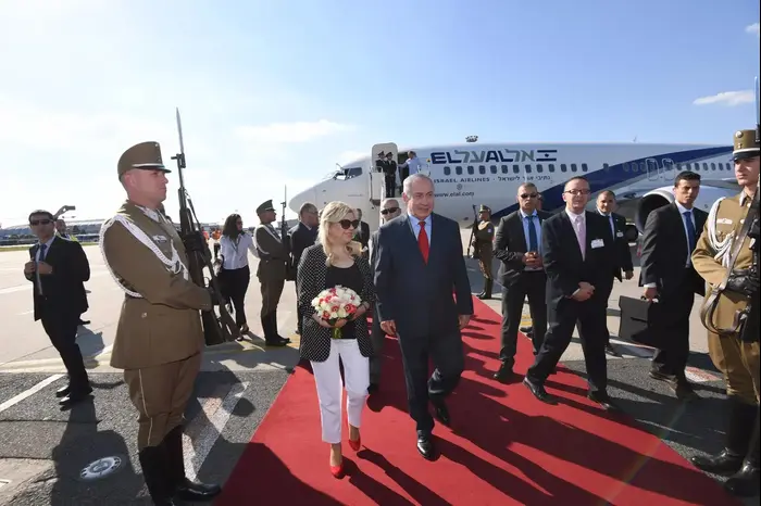 ראש הממשלה בנימין נתניהו ורעייתו שרה נתניהו נוחתים בהונגריה 17 ביולי 2017 (מערכת וואלה! NEWS , חיים צח/ לע"מ) ראש הממשלה בנימין נתניהו ורעייתו שרה נתניהו נוחתים בהונגריה 17 ביולי 2017 (מערכת וואלה! NEWS , חיים צח/ לע"מ)