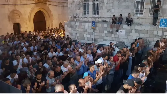 תפילה המונית בכניסה האחורית של הר הבית, 19 ביולי 2017 (ניב אהרונסון) תפילה המונית בכניסה האחורית של הר הבית, 19 ביולי 2017 (ניב אהרונסון)