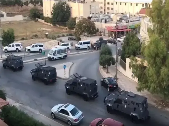 כלי רכב משוריינים בסמוך לשגרירות ישראל בבירת ירדן, עמאן 23 ביולי 2017 (צילום מסך)