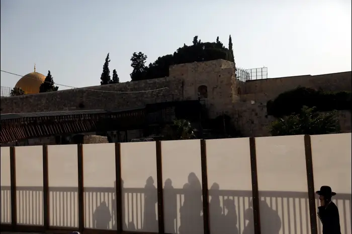 מבקרים לא מוסלמים בכניסה להר הבית, ירושלים, 24 ביולי 2017 (רויטרס) מבקרים לא מוסלמים בכניסה להר הבית, ירושלים, 24 ביולי 2017 (רויטרס)