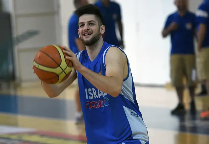 עמית עבו שחקן נבחרת הנוער (ברני ארדוב) עמית עבו שחקן נבחרת הנוער (ברני ארדוב)