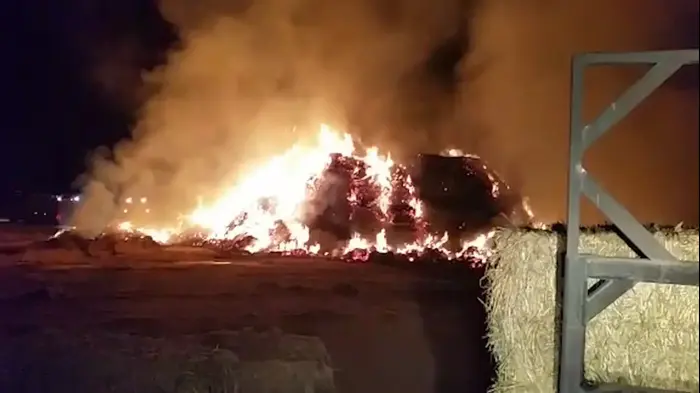 חשד להצתת מתבן בקיבוץ רביבים (מערכת וואלה! NEWS) חשד להצתת מתבן בקיבוץ רביבים (מערכת וואלה! NEWS)