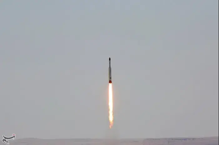 שיגור טיל סימורג' איראני המסוגל לשאת לוויין לחלל, 27 ביולי 2017 (רויטרס) שיגור טיל סימורג' איראני המסוגל לשאת לוויין לחלל, 27 ביולי 2017 (רויטרס)