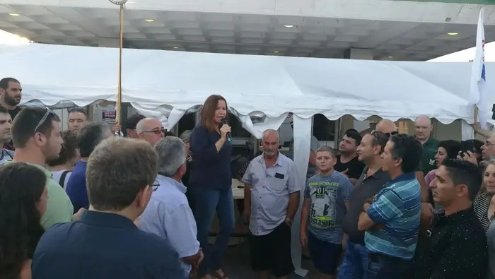 שלי יחימוביץ' עם עובדי חיפה כימיקלים שצפוי להיסגר, 4 אוגוסט 2017 (אלי אשכנזי ) שלי יחימוביץ' עם עובדי חיפה כימיקלים שצפוי להיסגר, 4 אוגוסט 2017 (אלי אשכנזי )