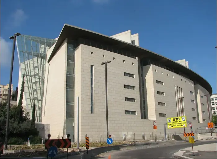 היכל המשפט בחיפה 6.8.17 (מערכת וואלה! NEWS , ויקפדיה) היכל המשפט בחיפה 6.8.17 (מערכת וואלה! NEWS , ויקפדיה)