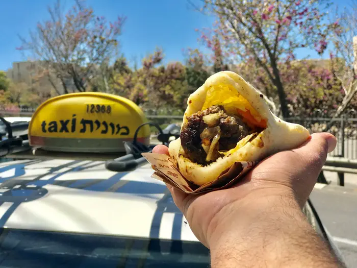 קבב בפיתה במזללת לאפה (קובי רובין)