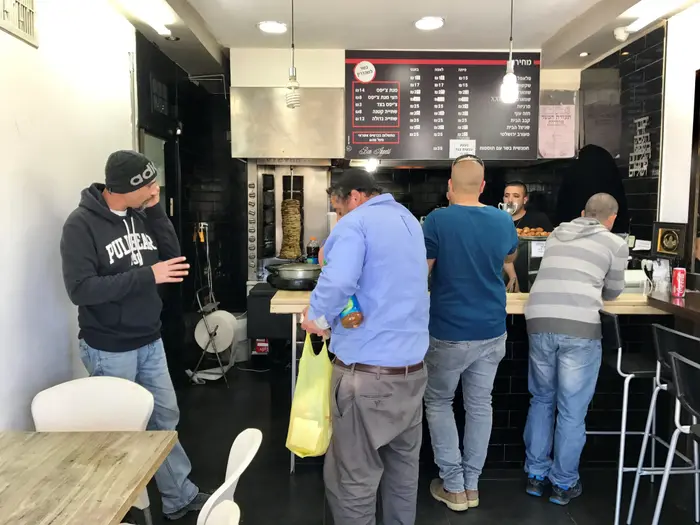 קבב בפיתה במזללת לאפה (קובי רובין)