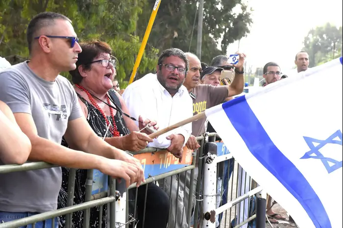 מחוץ לכלא 4 בצריפין לקראת כניסתו של אלאור אזריה 9.8.17 (ראובן קסטרו) מחוץ לכלא 4 בצריפין לקראת כניסתו של אלאור אזריה 9.8.17 (ראובן קסטרו)