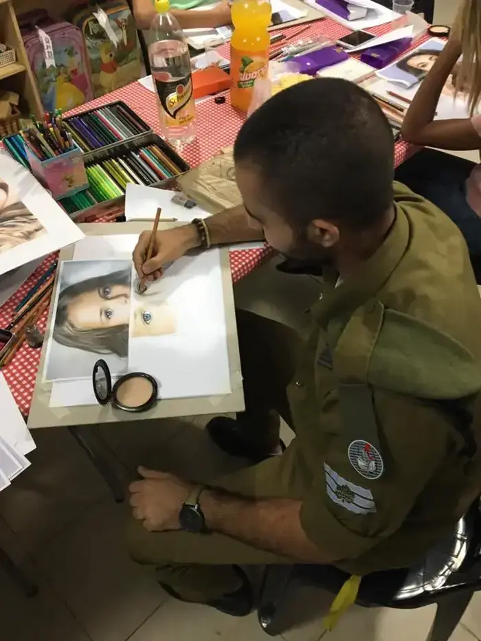 לירן ורדיאל מצייר (מערכת וואלה! NEWS)