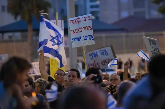 הפגנה נגד היועמ"ש מנדלבליט ומפגיני הליכוסד בפתח תקווה 12 באוגוסט 2017 (מערכת וואלה! , ראובן קסטרו)
