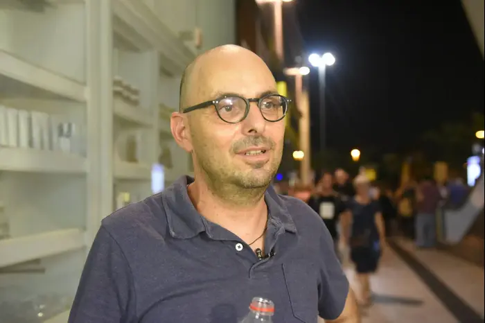 אלדד יניב בהפגנה נגד היועמ"ש מנדלבליט ומפגיני הליכוד בפתח תקווה 12 באוגוסט 2017 (מערכת וואלה! NEWS , ראובן קסטרו) אלדד יניב בהפגנה נגד היועמ"ש מנדלבליט ומפגיני הליכוד בפתח תקווה 12 באוגוסט 2017 (מערכת וואלה! NEWS , ראובן קסטרו)